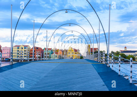 Farbenfrohe Gebäude in der Innenstadt von Willemstad, Curacao, Niederländische Antillen, einer kleinen Insel der Karibik - Reiseziel für Kreuzfahrtschiffe oder Ferienhäuser Stockfoto