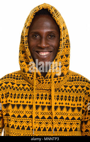 Gesicht der jungen schwarzen afrikanischen Mann glücklich lächelnd und tragen Hoodie Stockfoto