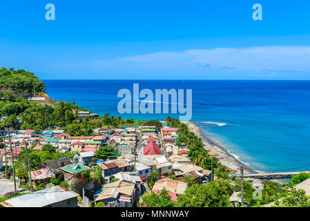 Kanaren - Dorf auf der karibischen Insel St. Lucia. Es ist ein Paradies mit einem weißen Sandstrand und Meer turquoiuse. Stockfoto