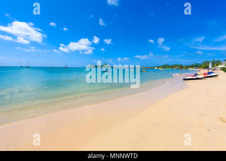 Reduit Beach - tropischen Küste auf der karibischen Insel St. Lucia. Es ist ein Paradies mit einem weißen Sandstrand und Meer turquoiuse. Stockfoto