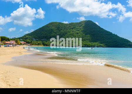 Reduit Beach - tropischen Küste auf der karibischen Insel St. Lucia. Es ist ein Paradies mit einem weißen Sandstrand und Meer turquoiuse. Stockfoto