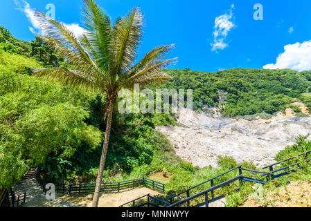 Ansicht der Drive-In Vulkan Sulphur Springs auf der karibischen Insel St. Lucia. La Soufriere Volcano ist der einzige Antrieb - im Vulkan der Welt. Stockfoto