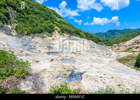 Ansicht der Drive-In Vulkan Sulphur Springs auf der karibischen Insel St. Lucia. La Soufriere Volcano ist der einzige Antrieb - im Vulkan der Welt. Stockfoto