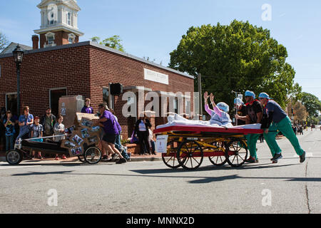 Zwei Mannschaften drücken Sie Betten auf Rädern um eine Ecke in einem Bett rennen Geldbeschaffer Veranstaltung am 21. April 2018 in Lawrenceville, GA. Stockfoto