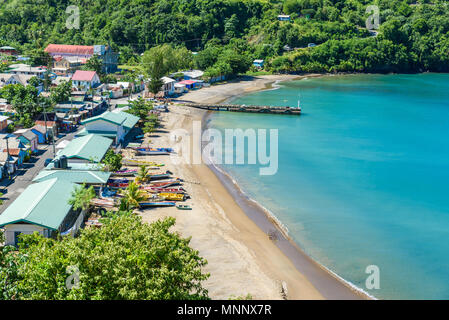 Anse La Raye - Tropical Beach auf der karibischen Insel St. Lucia. Es ist ein Paradies mit einem weißen Sandstrand und Meer turquoiuse. Stockfoto