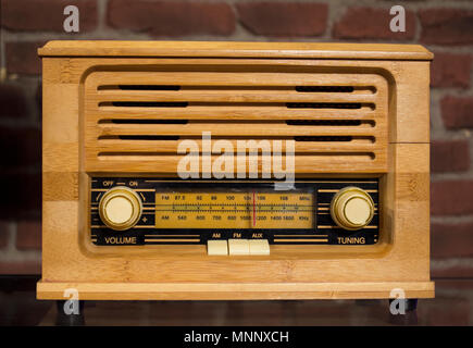 Antike; retro Holz- Radio am roten Stein Wand Hintergrund Stockfoto