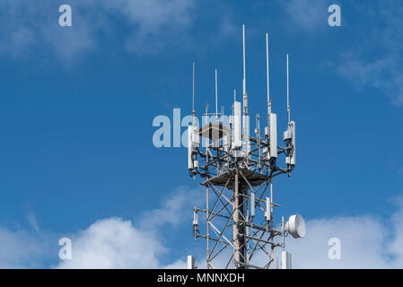 Handy oder Mobiltelefon Turm im Land NSW, Australien mit einem eigens errichteten Plattform für einen lokalen Osprey vogel Familie Nest Stockfoto