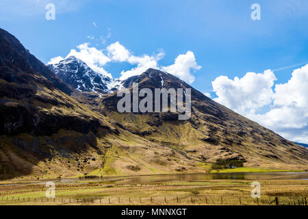 Loch und der Achtriochtan Bidean nam Bian massiv im Glen Coe in den Highlands von Schottland Stockfoto