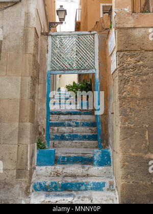 Malerische Gassen Wind zwischen den alten Häusern in Alicante, Spanien. Stockfoto