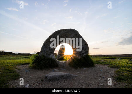 Die Männer-an-Tol Standing Stones bei Sonnenaufgang, in der Nähe von Madron, Cornwall, Großbritannien Stockfoto