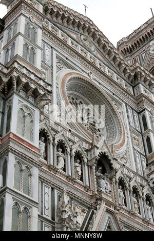 Rose und weißem Marmor rose Fenster an der Fassade des Doms Santa Maria del Fiore in Florenz Stockfoto