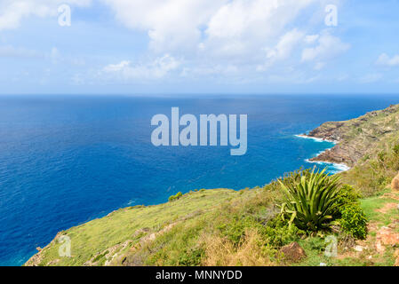 Blick von Shirley Heights auf der Küste von Antigua, Paradise Bay bei tropischen Insel im Karibischen Meer Stockfoto