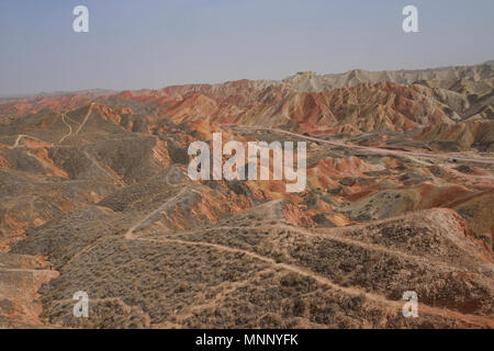 Leuchtend bunte Sandstein in Zhangye Danxia Relief geologischen Park, Gansu, China Stockfoto