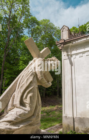 Statue von Jesus Christus mit Kreuz auf seine Schultern Stockfoto