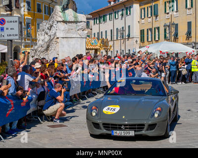 Mille Miglia Ordnungsmäßigkeit Klassiker und Oldtimer Rennen führt durch Sarzana, Ligurien, mit anderen Autos einschließlich dieser Ferrari. 18. Mai 2018. Stockfoto