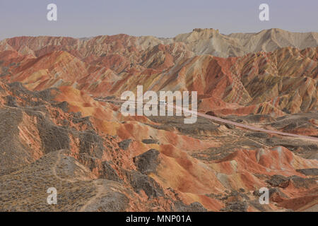 Tour Bus durch die malerische Zhangye Danxia Relief geologischen Park, Gansu, China fahren Stockfoto