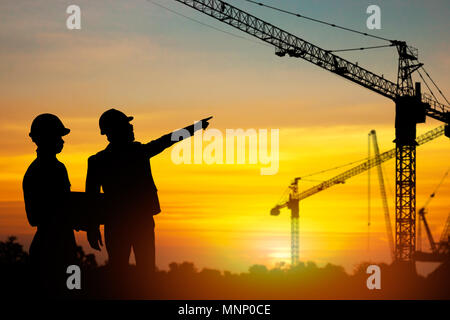 Planung und untersuchen Konzept, Silhouette von zwei businessmans Suchen in der Website von Gebäude, Bau und zu diskutieren. Stockfoto