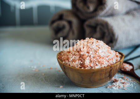 Hölzerne Schüssel mit rosa Salz auf neutralen Hintergrund Stockfoto