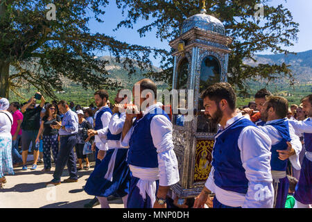 Fest des Heiligen Gerasimos am 16. August in Kefalonia, wo seine heilige Reliquie in eine Litanei Prozession über Kranke und kranke Menschen Stockfoto