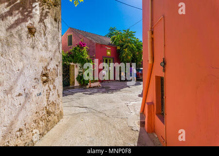 Blick auf die Straße von bunten Fiskardo Dorf in Kefalonia, Griechenland Stockfoto