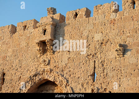 Alte steinerne Wand an der historischen Abtei Dormitio auf dem Berg Zion, Jerusalem, Israel Stockfoto