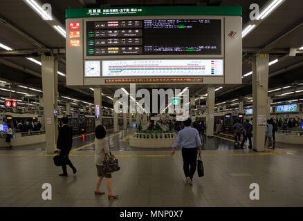 Osaka, Japan - 18. Mai 2018: Die Kontrollen für Passagiere abreise Zeitplan, an der Hankyu Umeda Station im Stadtzentrum Stockfoto