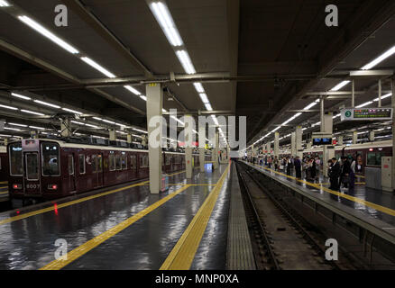 Osaka, Japan - 18. Mai 2018: die Passagiere in der Warteschlange für den Abend am Bahnhof Hankyu Umeda Station im Zentrum von Osaka Stockfoto