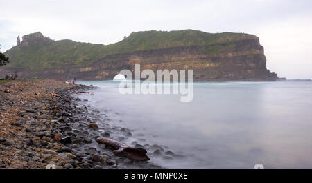 Loch-in-der-Wand im Nebel mit einer glatten Meer Stockfoto