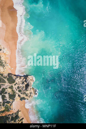 Luftaufnahme von tropischen Sandstrand und Meer mit türkisfarbenem Wasser. Drone Schuß Stockfoto