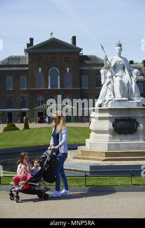 London, Großbritannien. 18 Mai, 2018. Kensington Palace am Tag vor der königlichen Hochzeit von Prinz Harry und Meghan Markle am 18. Mai 2018 in London, Vereinigtes Königreich Quelle: Jack Abuin/ZUMA Draht/Alamy leben Nachrichten Stockfoto