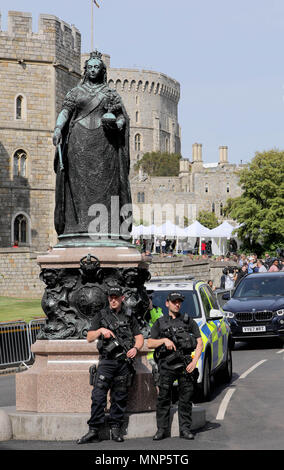 Windsor, Großbritannien. 18 Mai, 2018. Sicherheit außerhalb Windsor Castle am 18. Mai 2018, einen Tag vor der Hochzeit des Prinzen Harry und Meghan Markle. - Keine LEITUNG SERVICE-Credit: Albert Nieboer/RoyalPress/dpa/Alamy leben Nachrichten Stockfoto