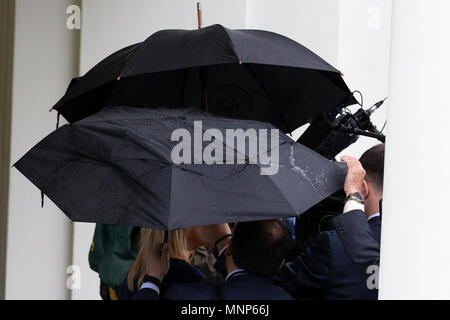 Washington, Vereinigte Staaten von Amerika. 18 Mai, 2018. Berater von Präsident Donald J. Trumpf Kellyanne Conway spricht mit Reportern auf dem Weißen Haus in Washington, DC am 18. Mai 2018. Credit: Alex Edelman/CNP | Verwendung der weltweiten Kredit: dpa/Alamy leben Nachrichten Stockfoto