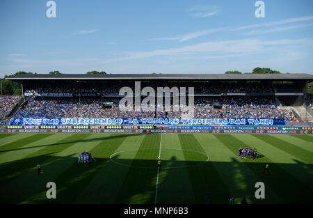 Karlsruhe, Deutschland. 18 Mai, 2018. Übersicht, Stadion Übersicht KSC Wildparkstadion, Wildlife Park. KSC-Fans mit Transparenten: Laut und unberechenbar - Träume werden wahr in der Wildlife Park. GES/fussball/Relegation: Karlsruher SC - FC Erzgebirge Aue, 18.05.2018 - Fußball/Fußball-Relegation: Karlsruher SC vs FC Erzgebirge Aue, Karlsruhe, 18. Mai 2018 - | Verwendung der weltweiten Kredit: dpa/Alamy leben Nachrichten Stockfoto