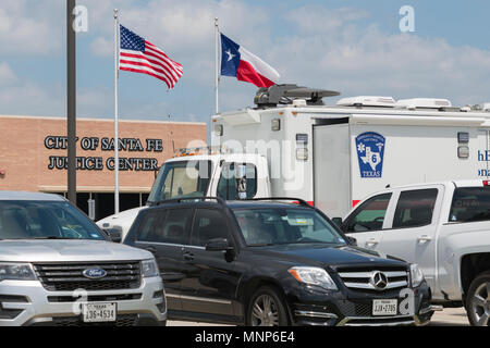 Stadt von Santa Fe, Texas - 18. Mai 2018: Regionale Kommunikation geparktes Fahrzeug außerhalb der Justiz Zentrum folgende Schule Schießen in Santa Fe High School Credit: michelmond/Alamy leben Nachrichten Stockfoto