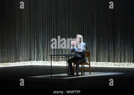 MINNEAPOLIS, MN 17. MAI: David Byrne führt auf seiner "Amerikanischen Utopie" Tour im Orpheum Theater am 17. Mai 2018 in Minneapolis, Minnesota. Credit: Tony Nelson/MediaPunch Stockfoto