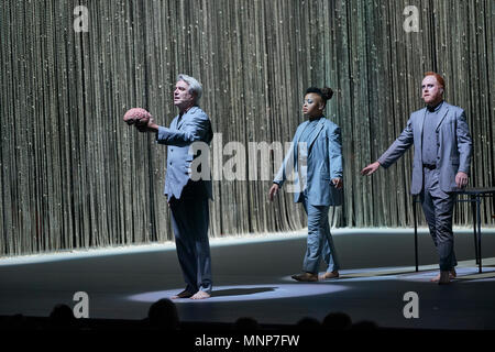 MINNEAPOLIS, MN 17. MAI: David Byrne führt auf seiner "Amerikanischen Utopie" Tour im Orpheum Theater am 17. Mai 2018 in Minneapolis, Minnesota. Credit: Tony Nelson/MediaPunch Stockfoto