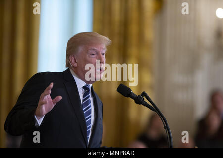 Washington, District of Columbia, USA. 18 Mai, 2018. Präsidenten der Vereinigten Staaten DONALD TRUMP spricht während einer Gefängnisreform Gipfel im Weißen Haus Einfahrt. Credit: Alex Edelman/CNP/ZUMA Draht/Alamy leben Nachrichten Stockfoto