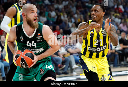 Belgrad. 18 Mai, 2018. Zalgiris 'Antanas Kavaliauskas (L) Mias mit Fenerbahce James Nunnally während der euroleague Final 4 Halbfinale basketball Match zwischen Fenerbahce und Zalgiris in Belgrad, Serbien am 18. Mai 2018. Fenerbahce gewann 76-67. Credit: Predrag Milosavljevic/Xinhua/Alamy leben Nachrichten Stockfoto