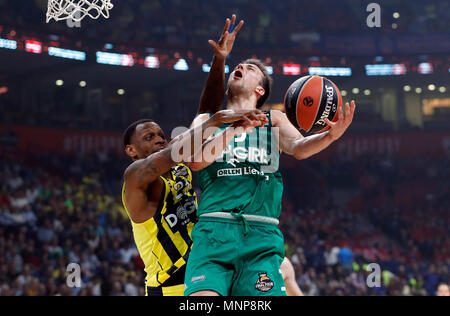 Belgrad. 18 Mai, 2018. Zalgiris 'Kevin Pangos (R) Mias mit Fenerbahce James Nunnally während der euroleague Final 4 Halbfinale basketball Match zwischen Fenerbahce und Zalgiris in Belgrad, Serbien am 18. Mai 2018. Fenerbahce gewann 76-67. Credit: Predrag Milosavljevic/Xinhua/Alamy leben Nachrichten Stockfoto