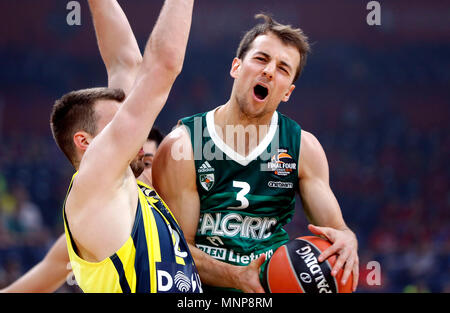 Belgrad. 18 Mai, 2018. Zalgiris 'Kevin Pangos (R) Mias mit Fenerbahce Marko Guduric während der euroleague Final 4 Halbfinale basketball Match zwischen Fenerbahce und Zalgiris in Belgrad, Serbien am 18. Mai 2018. Fenerbahce gewann 76-67. Credit: Predrag Milosavljevic/Xinhua/Alamy leben Nachrichten Stockfoto