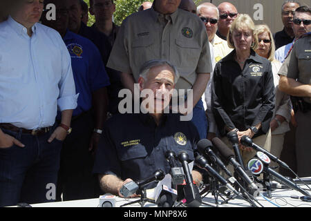 Santa Fe, USA. 18 Mai, 2018. Texas Gouverneur Greg Abbott spricht auf einer Pressekonferenz in Santa Fe, Texas, USA, 18. Mai 2018. Dabei waren zehn Menschen getoetet und 10 weitere am Freitag, wenn ein Student bewaffnet mit einer Schrotflinte und einen Revolver eröffneten das Feuer an einer High School im US-Bundesstaat Texas in den Vereinigten Staaten Im neuesten Ereignis der Pistole Gewalt gegen Schüler verletzt. Credit: Steven Song/Xinhua/Alamy leben Nachrichten Stockfoto