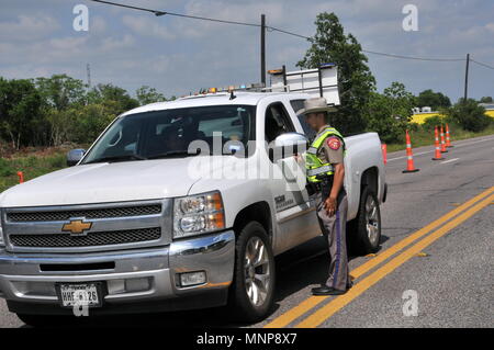 Santa Fe, USA. 18 Mai, 2018. Die Polizei Sicherheit Barrikade zu stoppen und Autos auf einer Autobahn prüfen Neben der Santa Fe High School in Texas, USA, 18. Mai 2018. Dabei waren zehn Menschen getoetet und 10 weitere am Freitag, wenn ein Student bewaffnet mit einer Schrotflinte und einen Revolver eröffneten das Feuer an einer High School im US-Bundesstaat Texas in den Vereinigten Staaten Im neuesten Ereignis der Pistole Gewalt gegen Schüler verletzt. Credit: Liu Liwei/Xinhua/Alamy leben Nachrichten Stockfoto