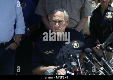 Santa Fe, USA. 18 Mai, 2018. Texas Gouverneur Greg Abbott hält eine Pressekonferenz in Santa Fe, Texas, USA, 18. Mai 2018. Dabei waren zehn Menschen getoetet und 10 weitere am Freitag, wenn ein Student bewaffnet mit einer Schrotflinte und einen Revolver eröffneten das Feuer an einer High School im US-Bundesstaat Texas in den Vereinigten Staaten Im neuesten Ereignis der Pistole Gewalt gegen Schüler verletzt. Credit: Steven Song/Xinhua/Alamy leben Nachrichten Stockfoto