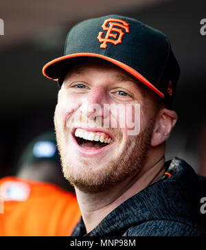 San Francisco, Kalifornien, USA. 18 Mai, 2018. San Francisco Giants Entlastung Krug Will Smith (13) Hat ein Lachen im Dugout, bevor ein MLB Baseball Spiel zwischen der Colorado Rockies und die San Francisco Giants bei AT&T Park in San Francisco, Kalifornien. Valerie Shoaps/CSM/Alamy leben Nachrichten Stockfoto