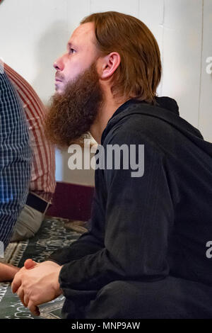 Keene, New Hampshire, USA. 18 Mai, 2018. Imam William Coley, Gründer der Masjid al-Latiff und interreligiöse Community Center in Keene, hört aufmerksam während der ersten Jumu'ah, oder Freitag Gebet Service im Zentrum, die während des aktuellen Monats Ramadan. Quelle: Michael Plotczyk/Alamy leben Nachrichten Stockfoto