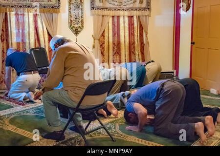 Keene, New Hampshire, USA. 18 Mai, 2018. Anbeter beten Freitag während der Jumu'ah, oder Freitag Gebet service, an der Masjid al-Latiff und interreligiöse Community Center in Keene. Dies war der erste Jumu'ah in der Mitte während der aktuellen muslimischen Fastenmonat Ramadan. Quelle: Michael Plotczyk/Alamy leben Nachrichten Stockfoto