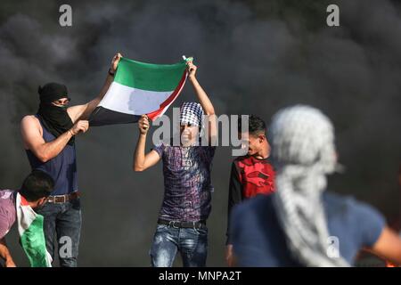 In Gaza. 18 Mai, 2018. Palästinensische Demonstranten Konfrontation mit israelischen Soldaten im Osten Gazastreifen in der Nähe der Grenze mit Israel am 18. Mai 2018. Dutzende palästinensische Demonstranten erschossen und Freitag durch die israelische Armee, Schießereien verletzt und Gas während der Auseinandersetzungen, die Ärzte sagten. Credit: Wissam Nassar/Xinhua/Alamy leben Nachrichten Stockfoto