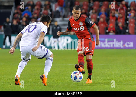 Toronto, Ontario, Kanada. 18 Mai, 2018. Auro (R) Während 2018 MLS Regular Season Match zwischen Toronto FC (Kanada) und Orlando Stadt SC (USA) am BMO Feld Credit: Anatoliy Cherkasov/SOPA Images/ZUMA Draht/Alamy leben Nachrichten Stockfoto