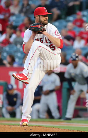 Anaheim, Kalifornien, USA. Mai 18, 2018: Los Angeles Engel Krug Nick Tropeano (35) macht den Anfang für die Engel in das Spiel zwischen der Tampa Bay Rays und Los Angeles Engel von Anaheim Angel Stadium in Anaheim, CA, Fotograf: Peter Joneleit Credit: Cal Sport Media/Alamy leben Nachrichten Stockfoto