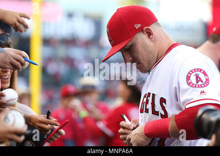 Anaheim, Kalifornien, USA. Mai 18, 2018: Los Angeles Engel Mittelfeldspieler Mike Forelle (27) Autogramme vor dem Spiel zwischen der Tampa Bay Rays und Los Angeles Engel von Anaheim Angel Stadium in Anaheim, CA, Fotograf: Peter Joneleit Credit: Cal Sport Media/Alamy leben Nachrichten Stockfoto